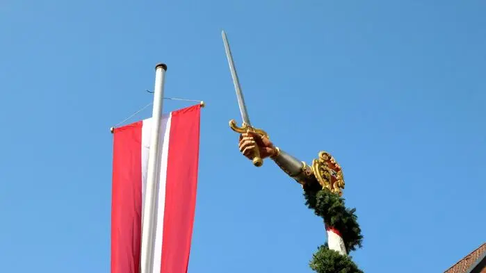 Traditionell wird zwei Wochen vor Beginn des St. Veiter Wiesenmarktes die Freyung aufgestellt. Am Samstagvormittag war es vor dem St. Veiter Rathaus wieder soweit. 