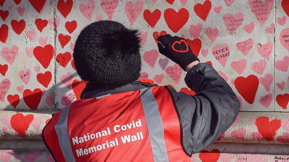 Auf der &quot;Covid Memorial Wall&quot; in London sind über 150.000 Herzen aufgemalt. Eines für jeden Covid-Todesfall.