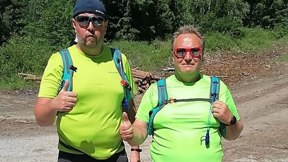 Von links: Wolfgang Rausch und Gernot Archan marschieren zu Fuß in die Flachau