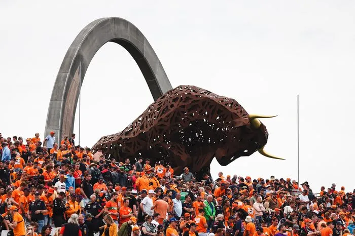 Immer ein tolles Motiv: Die Verstappen-Fans vor dem Bullen, dem Wahrzeichen der Rennstrecke.