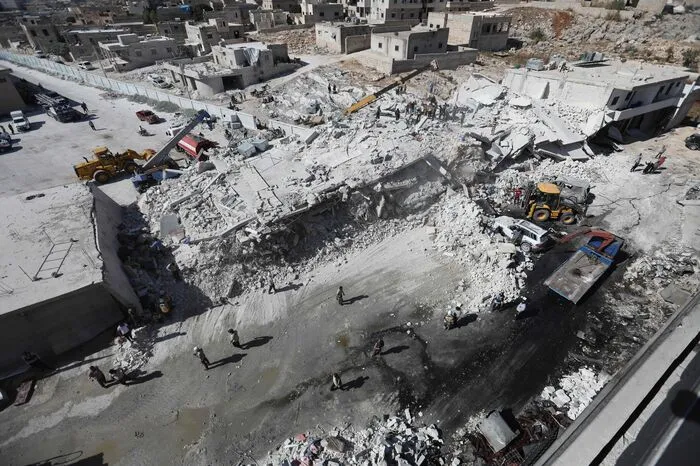 Von oben. Aus der Luft wird das Ausmaß der Zerstörung, die eine Explosion in der syrischen Stadt Sarmada im Norden des Landes anrichtete, so richtig deutlich. Zwölf Menschen kamen dabei ums Leben.