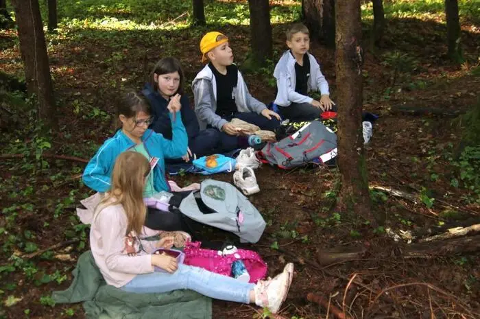 Diesmal, am Mittwoch, 22. Mai, tummelten sich die dritten Klassen der Volksschulen Voitsberg und Rosental im Wald beim Grillbauer in Voitsberg. 