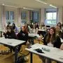 Die Maske ist dabei, muss in der Klasse aber nicht mehr getragen werden