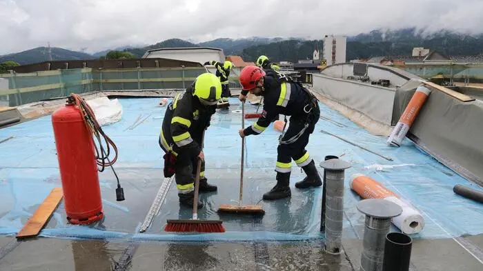 Aufgrund des „Dauerregens“ in der letzten Zeit drang in ein Knittelfelder Mehrparteienhaus Wasser ein. 