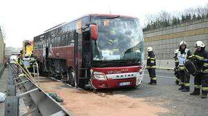 Der auf der A2 verunfallte polnische Reisebus, Koffer und Taschen lagen über die Autobahn verteilt.