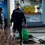 Polizisten in Graz und ein mutmaßlicher Bettler (Sujetfoto)