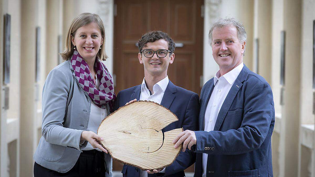 Wirtschaftslandesrätin Barbara Eibinger-Miedl mit dem neuen Geschäftsführer des Holzcluster Steiermark Christian Tippelreither und ProHolz-Obmann Paul Lang