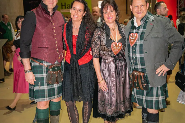 Als Gruppe statteten sich Peter und Evelyn Pöschl, Patricia Hagendorfer und Martin Heinzl (v.r.n.l.) bei Trachten Rettl in Villach aus, die Herren tragen einen Steirer-Kilt.