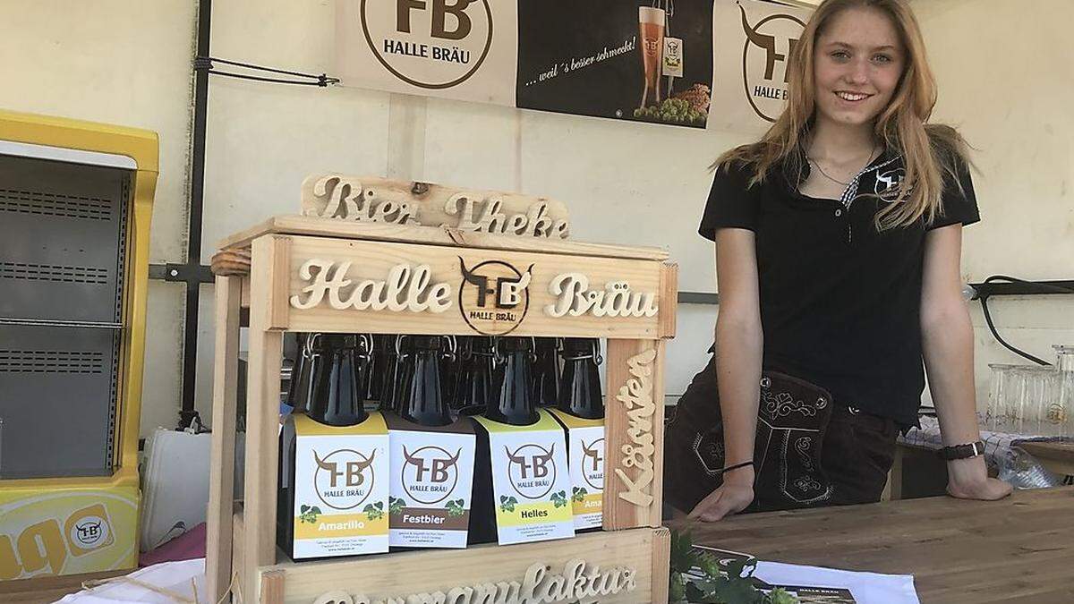 Anna-Lena Huber mit einer Auswahl an „Halle“-Bieren