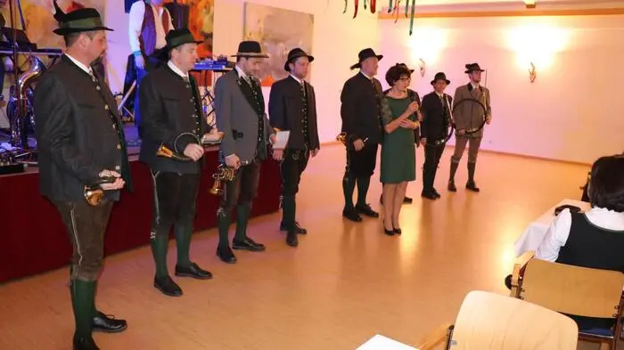 Vizebürgermeisterin Maria Tunst eröffnete als Verantwortliche für die Hartmannsdorfer Bauern den Ball. Begleitet wurde sie von den Erzherzog Johann Jagdhornbläsern aus Gleisdorf.