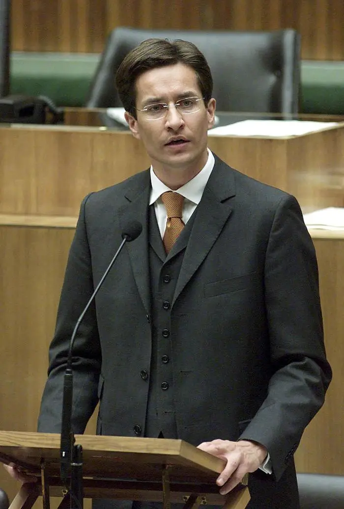 Finazminister Karl-Heinz Grasser haelt am Mittwoch, dem 18. Okt. 2000 im Nationalrat in Wien seine Budgetrede .(AP Photo/Ronald Zak)