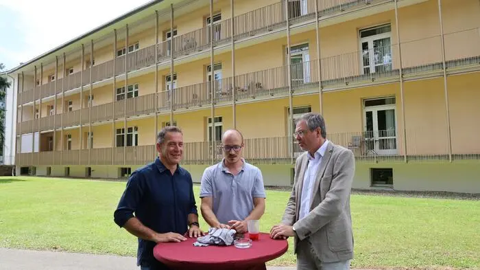 Von großen Bedenken begleitet entstand der erste Bau des Landespflegeheims mit 21 Vierbettzimmer, 15 Zweibettzimmer und nur fünf Einbettzimmer. Der erste Bauabschnitt des Pflegeheims war 1964 fertiggestellt