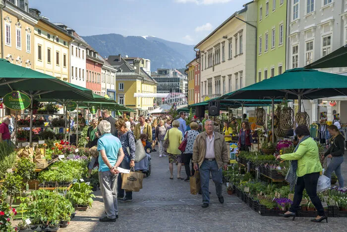 Insgesamt 14 Betriebe haben ihre Ware ausgestellt - von Sommerblumen über Kräuter bis hin zu Gartenaccesoires.