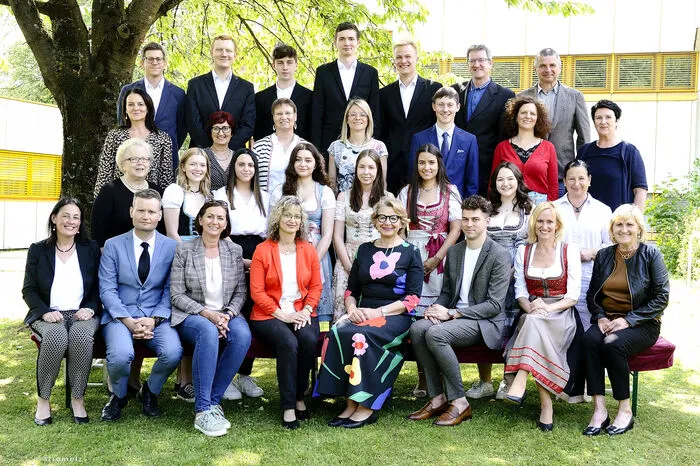 Die 8b Klasse mit Klassenvorstand Simona Roth: Lea Paulic, Jasmin Gaich, Laura Valentan, Hannah Kury, Katharina Wildoner, Elisabeth Kienzl, Thomas Landner, Gabriel Gosch, Clemens Spechtler, Manuel Ertl und Benedikt Schlögl.