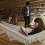 Hängematte und Buch geht auch ohne Strand. Die García-Márquez-Blibliothek in Barcelona