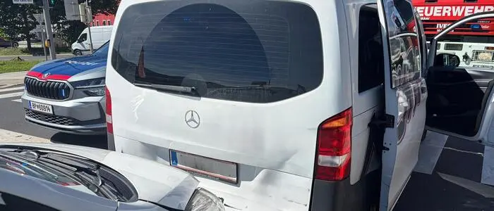 Zwei Stunden forderten ein Unfall und ein Gasleck neun Mann der FF Liezen-Stadt