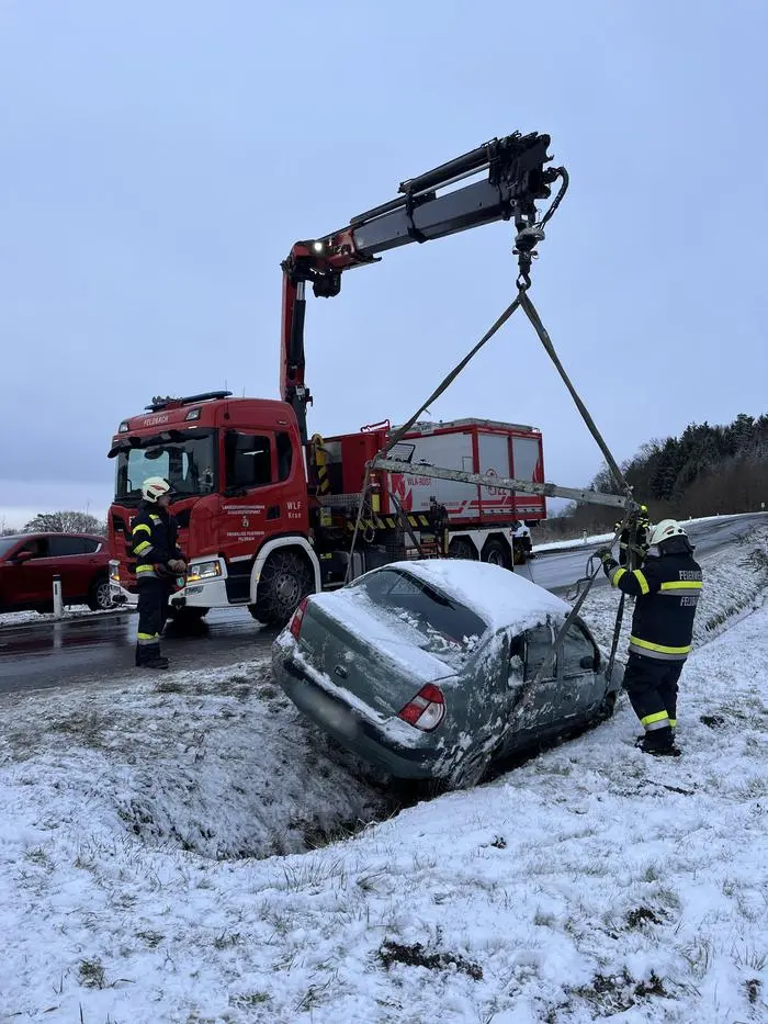 Pkw-Bergung auf der B66 unmittelbar nach dem Rüsthaus der Feuerwehr Riegersburg