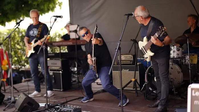 Schon von den umliegenden Gassen war zu hören, was sich vor dem Bismarckstüberl abspielte. Mitten in Weiz stellte sich jenes besondere Lebensgefühl ein, das nur guter Blues erzeugen kann. Den Ton gab die Band thanX rund um Blues-Urgestein Gerald „Apfi“ Strasser an, der sein achtes Solo-Album veröffentlichte. Seit fast vier Jahrzehnten steht Strasser auf den Bühnen des Landes, mit thanX prägt er seit 27 Jahren die österreichische Rock- und Blues-Szene.