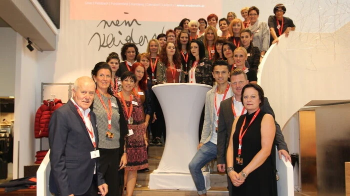 Das Modehaus Roth stellte bei der Modehausneueröffnung das ganze Mitarbeiterteam vor.