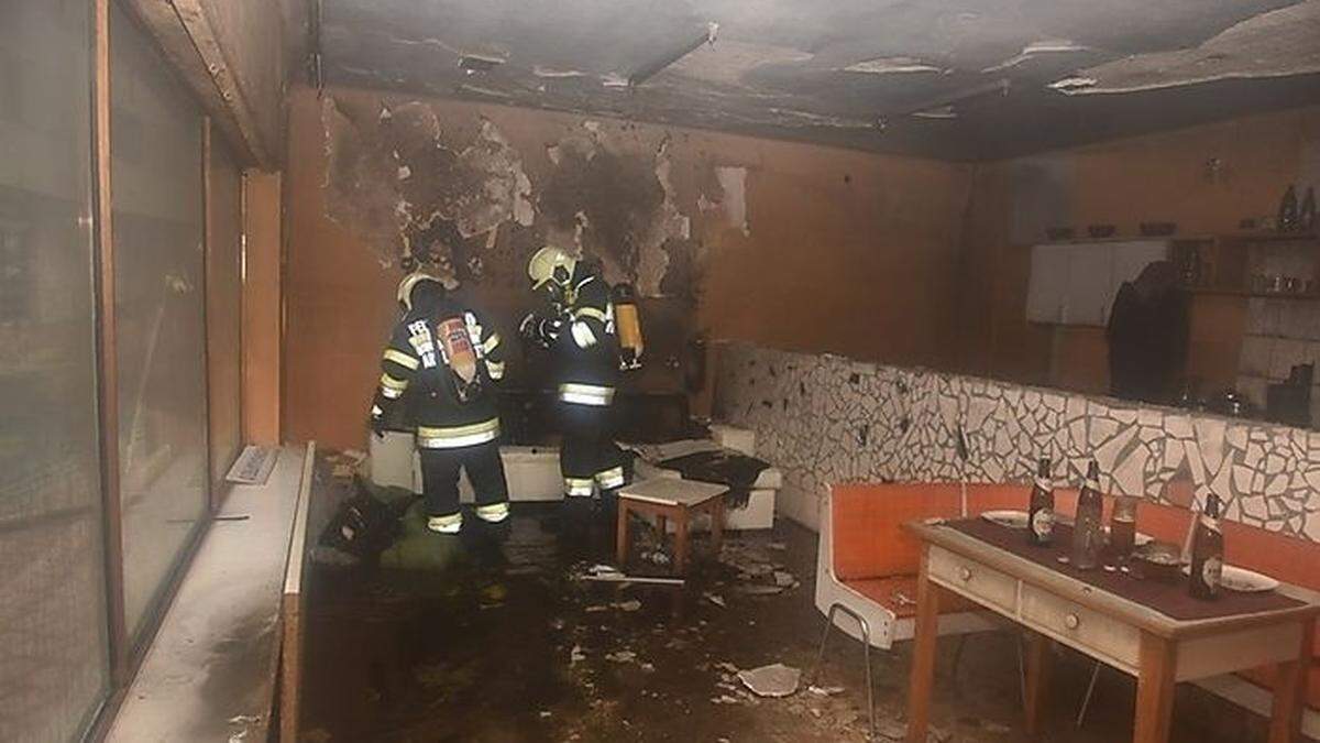 Bei der Übung in dem Abbruchhaus waren zwei Atemschutztrupps im Einsatz