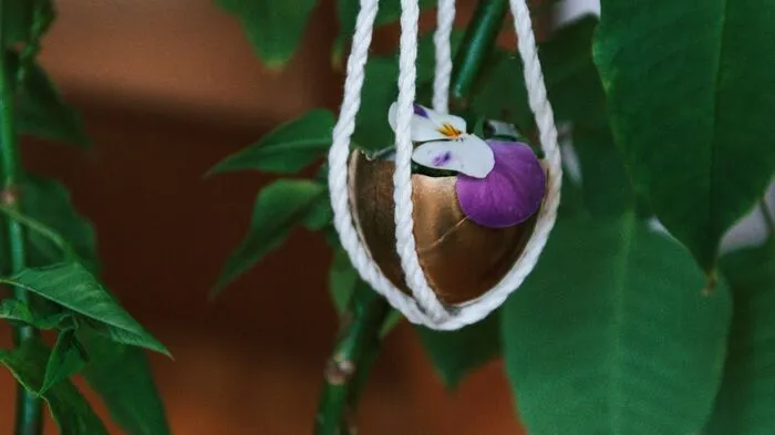 Eine weitere DIY-Idee mit leeren Eierschalen sind diese kleinen hängenden "Nester" für den Osterstrauß.