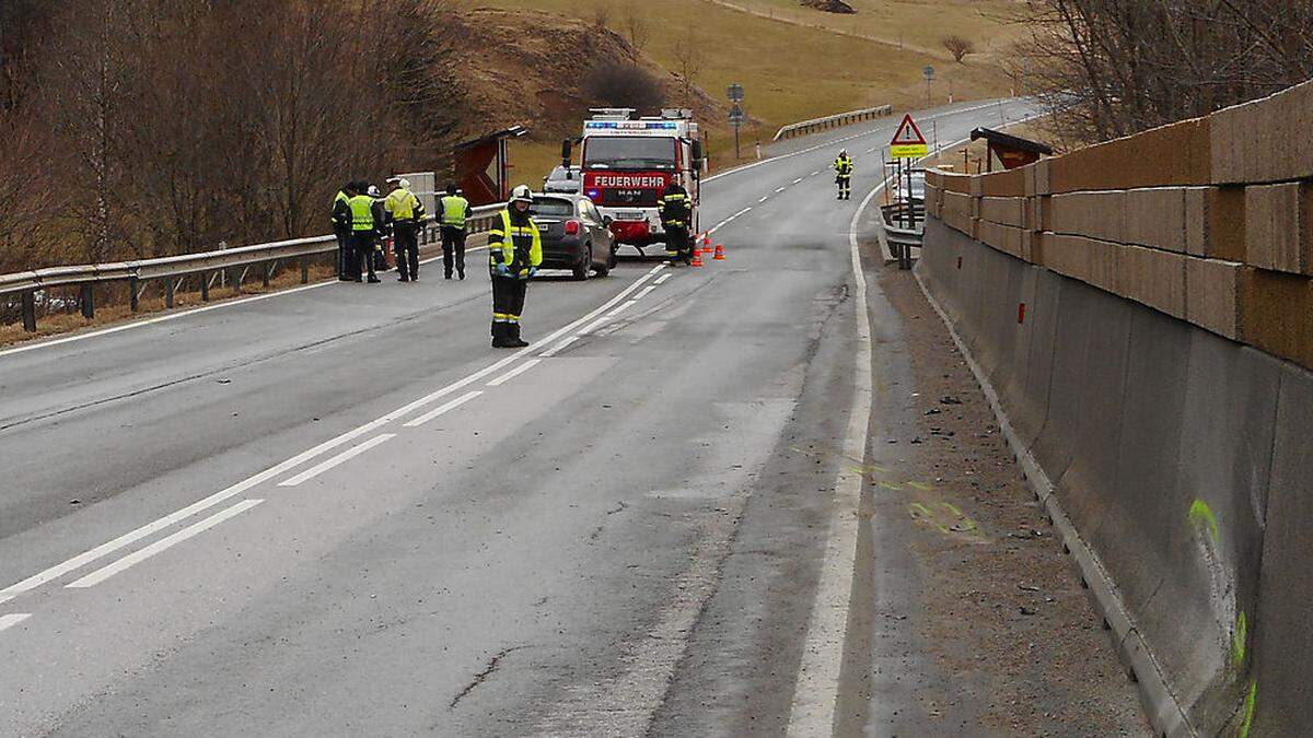 Bei einem Unfall auf der B 145 wurden am Sonntag zwei Personen verletzt