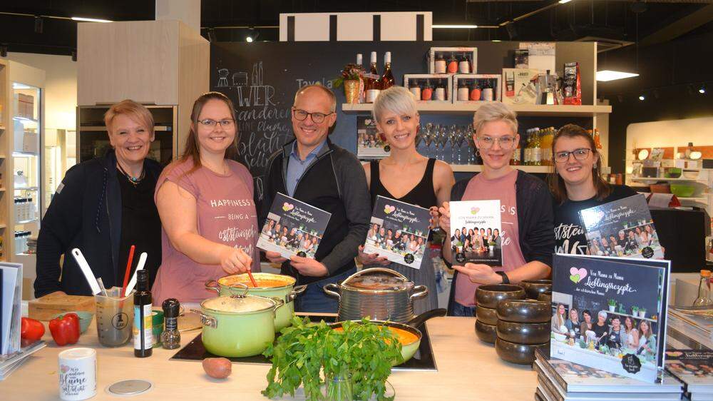Sarah Bauernhofer (4. v. links) lud mit ihren Mitstreiterinnen, Fotografin Sabina Saurer (links) und Tavola-Chef Jörg Seewald zur Kochbuch-Präsentation
