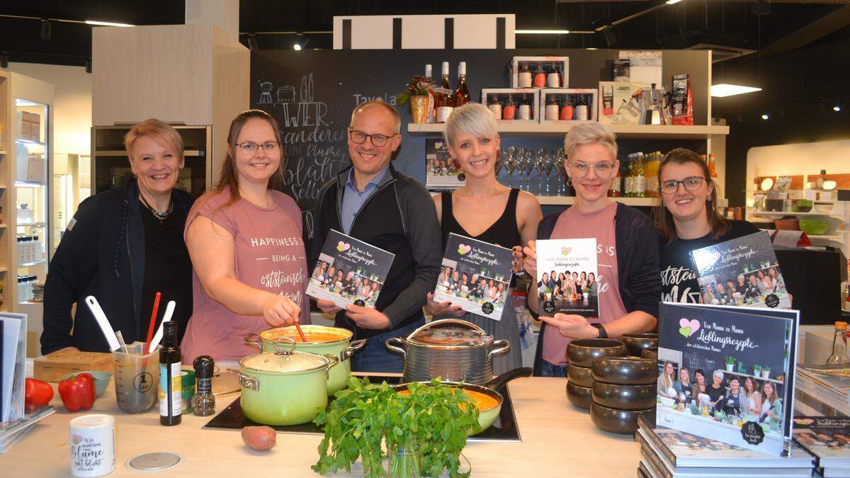 Sarah Bauernhofer (4. v. links) lud mit ihren Mitstreiterinnen, Fotografin Sabina Saurer (links) und Tavola-Chef Jörg Seewald zur Kochbuch-Präsentation