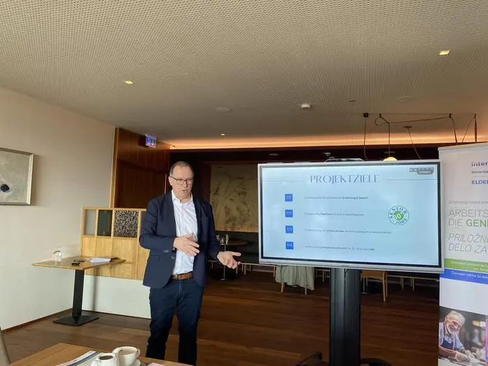 Dietmar Fuchs präsentiert die Projektziele