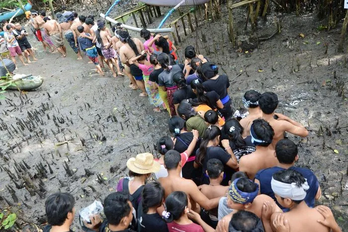 Männer, Frauen und Kinder sammeln zu dem Ritual namens Mebuug-Buugan Schlamm aus einem Mangrovenwald und bedecken sich damit.
