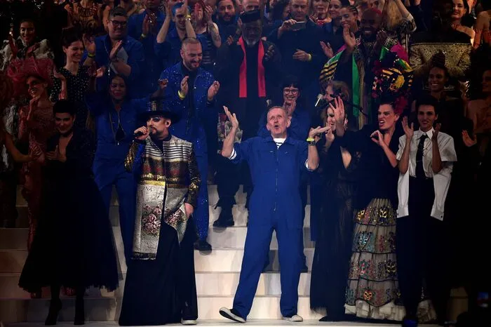  Bei der Show am Mittwochabend in Paris traten Stars wie Conchita Wurst oder die US-Sängerin Beth Ditto als Models auf. 