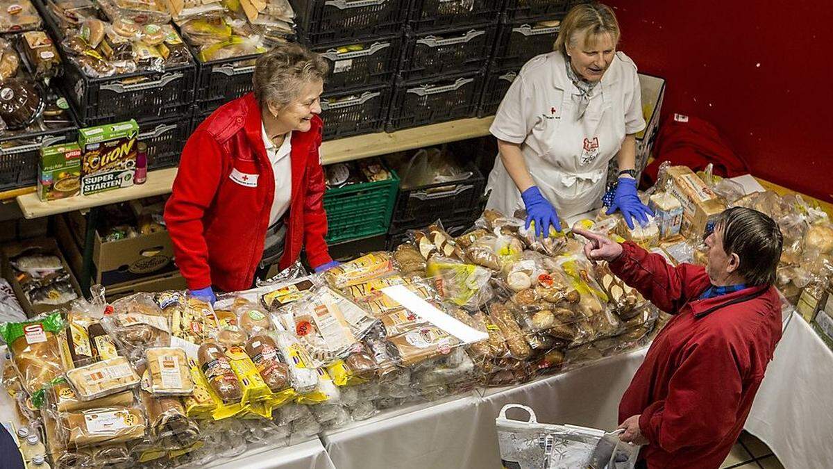 Barbara Zraunig und Lilli Sorka decken routiniert die „Tafel“ und begegnen ihren Kunden mit Herzlichkeit