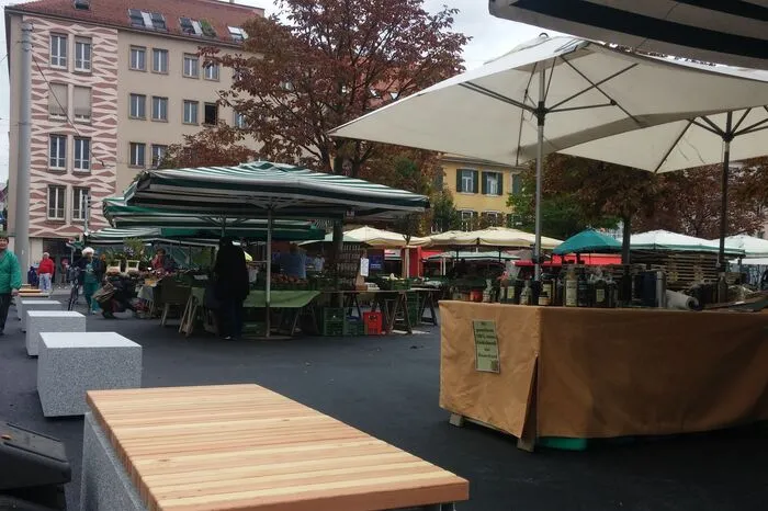 Sitze als Terrorabwehr: Mächtige Betonblöcke sichern den Marktplatz zur Glacisstraße hin ab. Diese Terrorabwehrmaßnahme dient im Alltag als Sitzgelegenheit für die Marktbesucher.