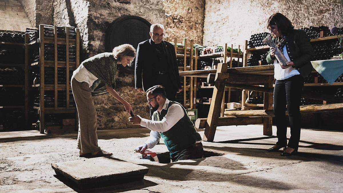 Önologe Karl Menhart stieg zum ältesten Wein hinab: Bischof Wilhelm Krautwaschl und Andrea Kager-Schwar als Direktorin der Bischöflichen Gutsverwaltung passten auf