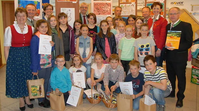 Josefa Christandl, Peter Riedl, Magdalena Siegl, Johann und Peter Kaufmann, Alois Hausleitner, Maria Pein und Josef Ober (von links) mit den Volksschülern und ihren Bildern zum Thema Boden