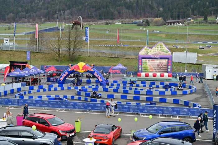 Wer wollte, konnte außerdem mit dem eigenen Auto oder Motorbike auf der Rennstrecke fahren,.