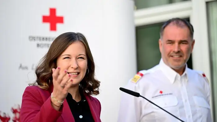 Bundesministerin Claudia Bauer (ÖVP) und Peter Kaiser, Generalsekretär des Österreichischen Roten Kreuzes