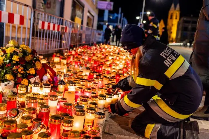 Nach dem Terroranschlag im Herzen Villachs, bei dem ein 14-Jähriger getötet und fünf weitere Personen teils schwer verletzt wurden, stand die Stadt unter Schock und in tiefer Trauer. Hunderte Kerzen säumten tagelang den Tatort und machten so die Anteilnahme vieler Bürgerinnen und Bürger sichtbar.