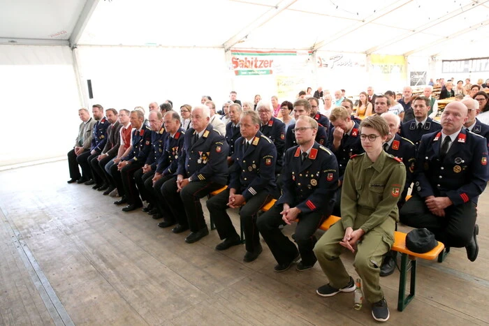 Übrigens: Beim Zweitagesfest gesichtet wurden unter anderen das Vizebürgermeister-Duo Martin Kulmer und Rudi Egger, Feuerwehrkommandant Manfred Elsbacher mit Stellvertreter Franz Knappinger, Kameradschaftsführer Franz Jauernegger, Bezirksfeuerwehrkommandant Friedl Monai, Abschnittsfeuerwehrkommandant Wolfgang Grilz, Stadtrat Herwig Kampl ... 