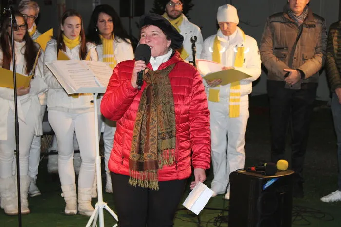 Pfarrerin Renate Moshammer erteilte dem Adventmarkt mit allen Ausstellern und Besuchern ihren Segen.