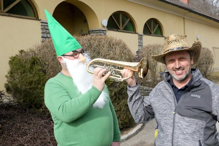 „Sowohl große als auch kleine Narren kommen zu unserer Party, um gemeinsam den Fasching zu feiern“, sagte das Organisatoren-Duo SC Kappel-Obmann Anton Gun und Ingo Schöffmann (von rechts). 