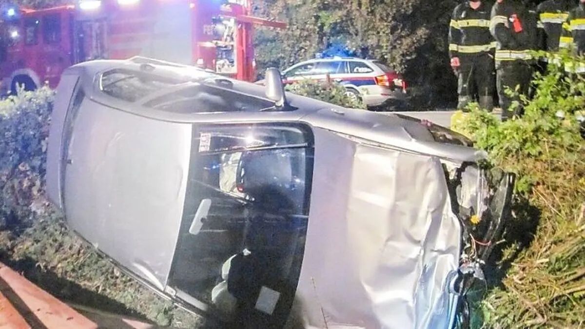 Der Pkw wurde seitlich zwischen der Böschung und dem Holzstapel eingeklemmt