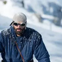 In Spielfilmszenen wird der Kampf Hermann Buhls am Nanga Parbat nachgestellt