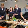 Das Königspaar mit Österreichs Präsidentenpaar beim Backen in einer Caritas-Küche