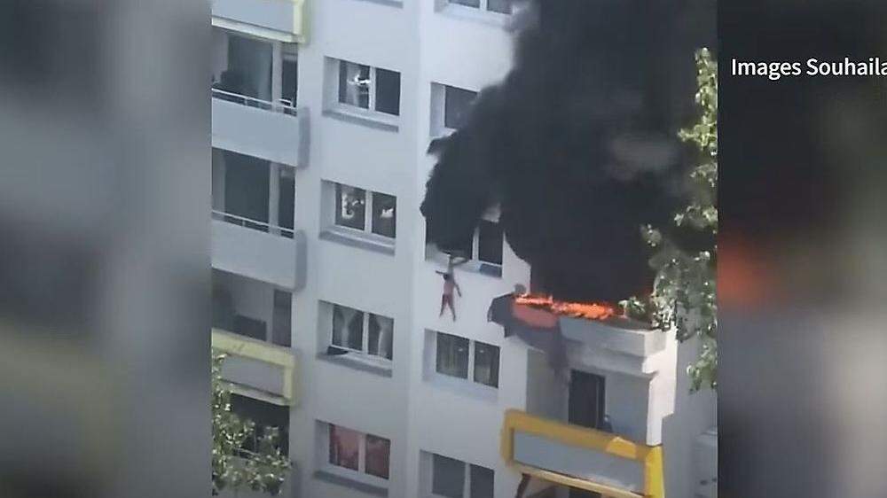In ihrer Wohnung im dritten Stock war ein Feuer ausgebrochen, aus den Fenstern drang dichter schwarzer Rauch, wie ein Video zeigt
