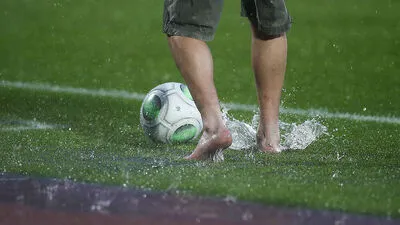 Der Platz war aufgrund des Regens nach der Pause unbespielbar