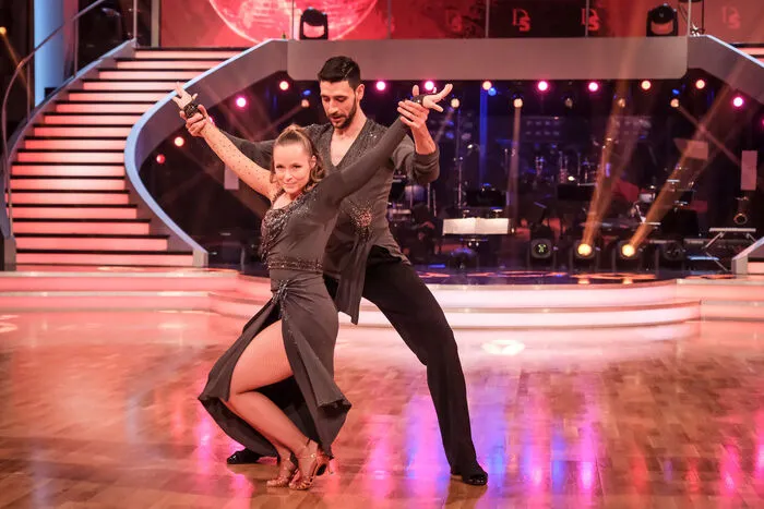 Missy May & Dimitar Stefanin bilden das neue Paar im Ballroom; sie tanzen eine Rumba zu „Sign Your Name“