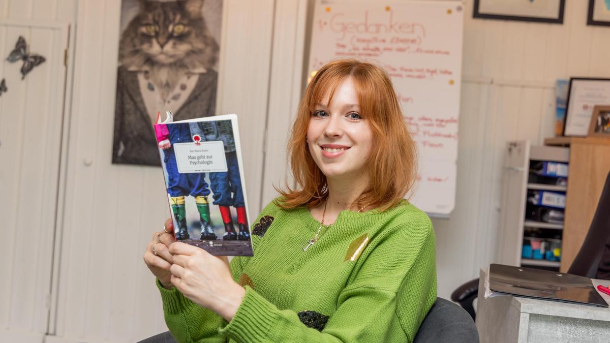 Eva-Maria Krajnc mit ihrem neu erschienenen Buch „Max geht zur Psychologin“