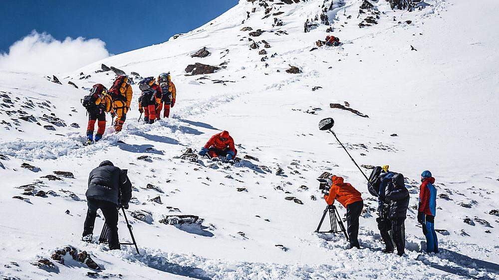 Für atemberaubende Bilder von den Bergen braucht es neben Bergsteigern auch Kameraleute 