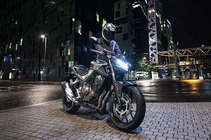 Der Zweizylinder-Reihenmotor leistet 48 PS.